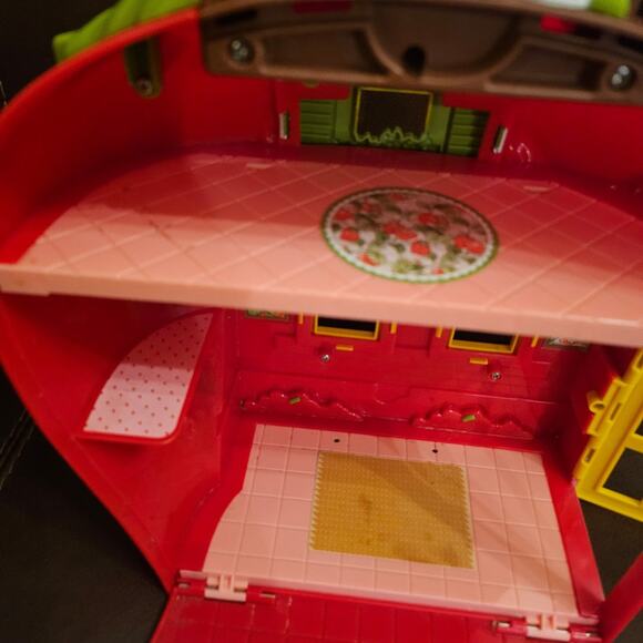Strawberry Shortcake Berry Happy Home House Doll Playset - Picture 6 of 9